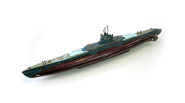 The submarine of wooden model introduced in the starting time.
